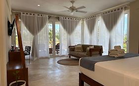 Noah Beach Hotel&Suites